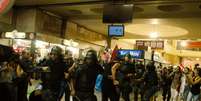 <strong>6 de janeiro - </strong>A Polícia Militar expulsou os manifestantes, fazendo com que o comércio na estação baixasse as portas  Foto: Maurício Fidalgo / Futura Press