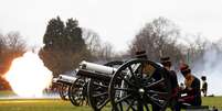 A Artilharia Real disparou hoje 41 salvas de canhão em Hyde Park e a Companhia de Artilharia lançou 62 salvas na torre de Londres  Foto: Reuters