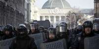 Polícia ucraniana se posiciona em frente ao prédio do Parlamento, em Kiev  Foto: Reuters