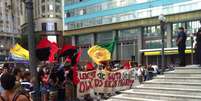 <p>Manifestantes se concentraram em frente &agrave; prefeitura de Porto Alegre para pedir o passe livre no transporte p&uacute;blico</p>  Foto: Marcelo Miranda Becker / Terra