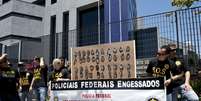 Durante o ato, que reuniu cerca de 200 policiais, eles criticaram o governo federal, em especial o Ministério da Justiça, e marcaram uma paralisação de um dia  Foto: Bruno Santos  / Terra