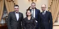 <p>Líderes da oposição da Ucrânia, Oleh Tyahnybok (esquerda), Vitaly Klitschko (atrás) e Arseny Yatsenyuk (direita) posam ao lado de Victoria Nuland durante um encontro em Kiev, Ucrânia, na quinta-feira, 6 de fevereiro</p>  Foto: Reuters