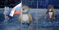 Mascotes dos Jogos de Inverno apareceram no estádio com esquis  Foto: Reuters