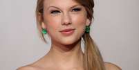 O penteado de Taylor Swift é ideal para formandas, já que a formatura pede penteados baixos. Desta forma, na hora da colação, você não corre o risco de estragar ou amassar o seu penteado  Foto: Shutterstock