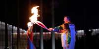 Irina Rodnina e Vladislav Tretyak acendem a pira ol&iacute;mpica em Sochi  Foto: Getty Images 