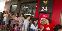 Centenas de pessoas esperaram para desfrutar do menu de um estabelecimento de dois andares e 1,3 mil metros quadrados  Foto: AFP