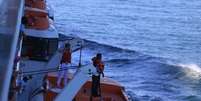 <p>Funcionários do navio MSC Preziosa durante momento em que tentavam localizar suposto homem ao mar</p>  Foto: Osmar Portilho / Terra