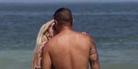 Bárbara Evans foi clicada em clima de romance na praia de Ipanema, zona oeste do Rio de Janeiro, nesta segunda-feira (10). Vestindo um biquíni fio dental, a modelo trocou carinhos com o jogador de futebol Paolo Guerrero, que atualmente está no Corinthians. Os dois deixaram o local de mãos dadas  Foto: Rodrigo dos Anjos  / AgNews