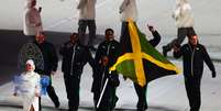 Porta-bandeira da Jamaica, Marvin Dixon entra com sua delegação na abertura da Olimpíada  Foto: Getty Images 