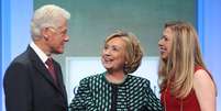 O ex-presidente com  a esposa, Hillary Clinton e a filha Chelsea durante o evento Clinton Global Iniciative, em setembro de 2013  Foto: AFP