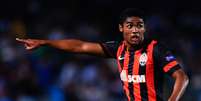 <p>Douglas Costa é um dos jogadores que se reapresentaram ao clube ucraniano</p>  Foto: Getty Images 