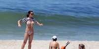 Luiza Brunet e a filha Yasmin se bronzearam na tarde desta ter&ccedil;a-feira (11) na praia de Ipanema, no Rio de Janeiro  Foto: Andr&eacute; Freitas / AgNews