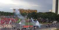 <p>Parte dos manifestantes chegou a jogar pedaços de pau nos policiais, que revidaram com bombas de efeito moral</p>  Foto: Diogo Alcântara / Terra