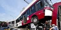 <p>Acidente entre dois ônibus e um automóvel deixou dois mortos e oito feridos na avenida Vereador José Diniz </p>  Foto: Bruno Santos / Terra