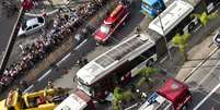 Acidente entre dois &ocirc;nibus e um autom&oacute;vel deixou dois mortos e oito feridos na avenida Vereador Jos&eacute; Diniz na zona sul de S&atilde;o Paulo na manh&atilde; desta quarta-feira  Foto: Bruno Santos / Terra