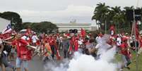 Membros do Movimento dos Trabalhadores Sem Terra (MST) entram em confronto com a polícia durante marcha em Brasília, nesta quarta-feira. 12/02/2014  Foto: Ueslei Marcelino / Reuters