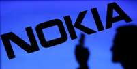 <p>A Nokia disse que ainda espera que o acordo com a Microsoft seja fechado em abril</p>  Foto: Dado Ruvic / Reuters