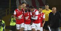 Jogadores do Santa Fe comemoram gol em vit&oacute;ria que colocou o time na lideran&ccedil;a do grupo na Libertadores  Foto: Reuters