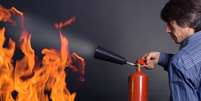 Pr&aacute;ticos e de baixo custo, os extintores residenciais s&atilde;o uma &oacute;tima alternativa para combater inc&ecirc;ndios  Foto: Shutterstock