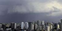 <b>13 de fevereiro - </b> Nuvens carregadas no c&eacute;u de S&atilde;o Paulo anunciam a chuva que caiu e deixou parte da capital em estado de aten&ccedil;&atilde;o  Foto: Andr&eacute; Lucas Almeida / Futura Press