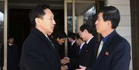 Na foto divulgada pelo Ministério de unificação da Coréia do Sul, o líder da delegação da Coréia do Sul Lee Duk-haeng cumprimenta o líder da Coréia do Norte Park Yong II. No encontro, foi acordado que as famílias divididas pela Guerra se encontrarão  Foto: AP