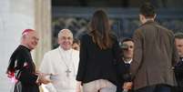 Papa recebe casal durante audiência especial para celebrar  o Dia de São Valentim, na Praça São Pedro, nesta sexta  Foto: Reuters