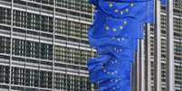 <p>Bandeiras da Uni&atilde;o Europeia vistas fora da sede da Comiss&atilde;o Europeia em Bruxelas</p>  Foto: Yves Herman / Reuters