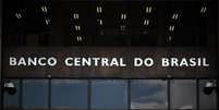 <p>Um homem saindo da sede do Banco Central, em Brasília</p>  Foto: Ueslei Marcelino / Reuters