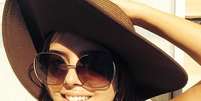 Giovanna Lancellotti não abre mão do chapéu para ir a praia  Foto: Reprodução / Instagram