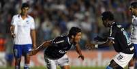 Riveros e Zé Roberto comemoram gol do Grêmio na estreia contra Nacional no Uruguai  Foto: AFP