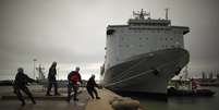 Marinheiros norte-americanos preparam navio U.S. MV Cape Ray em Rota, cidade próxima a Cádiz, no sul da Espanha   Foto: Reuters