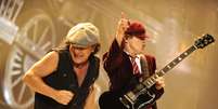 O vocalista Brian Johnson agita ao lado do guitarrista Angus Young em show da banda australiana em 2008  Foto: Getty Images 