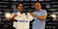 Jadson veste camisa do Corinthians entregue por Ximenes, novo dirigente corintiano  Foto: Ag. Corinthians