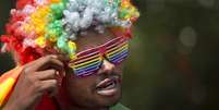 Manifestante usa peruca e óculos coloridos em protesto no Quênia contra as medidas homofóbicas de Uganda no dia 10 de fevereiro  Foto: AP