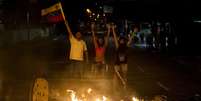 Com bandeiras e cartazes contra a violência e contra o governo de Nicolás Maduro, centenas de estudantes se reuniram na Praça Altamira, no leste de Caracas  Foto: EFE