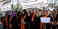 <p>Mulheres afegãs entoam slogans durante manifestação para protestar contra a violência contra as mulheres e o novo projeto de lei que limita a justiça à vítimas de violência doméstica, em Cabul, em 13 de fevereiro deste ano</p>  Foto: AP