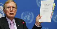 Michael Kirby mostra cópia de seu relatório durante uma coletiva da ONU realizada nesta segunda-feira, em Genebra  Foto: Reuters