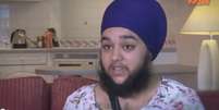 Uma mulher inglesa de 23 anos decidiu deixar sua barba crescer depois de ser batizada pela doutrina Sikh  Foto: Reprodução