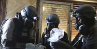 <p>Especialistas das Nações Unidas em armas químicas avaliam sacola plástica com amostras de um dos locais que sofreram um suposto ataque de armas químicas no bairro de Ain Tarma, em agosto de 2013</p>  Foto: Reuters