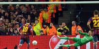 <p>Messi cobra pênalti com categoria e coloca o Barcelona em vantagem</p>  Foto: AP