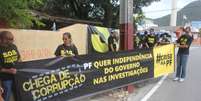 <p class="text">Grupo de 40 manifestantes seguiu do centro da cidade à praia do Santinho em ônibus fretado. Com faixas e cartazes, eles pregam o fim da corrupção</p>  Foto: Fabricio Escandiuzzi / Terra