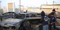 <p>Crian&ccedil;as observam local onde carros-bomba explodiram na capital Bagd&aacute;, nesta&nbsp;ter&ccedil;a-feira, 18</p>  Foto: Reuters