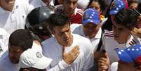 Leopoldo López cercado de manifestantes durante protesto nesta terça-feira, em Caracas  Foto: Reuters