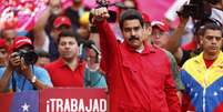 Presidente Nicolás Maduro acena para correligionários durante comício em Caracas  Foto: Reuters