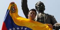 <p>O líder opositor venezuelano Leopoldo Lopez discursa para apoiadores antes de se entregar em Caracas</p>  Foto: Jorge Silva / Reuters