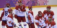 <p>Jogadores russos já haviam tido fraco desempenho na primeira fase e, voltaram a decepcionar a torcida local nas quartas do hóquei</p>  Foto: AFP