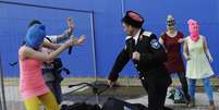 <p>Integrantes da banda punk Pussy Riot foram agredidos por policiais em Sochi durante protesto</p>  Foto: AP