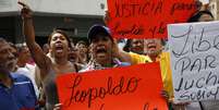 Apoiadores do líder oposicionista Leopoldo López protestam, em Caracas  Foto: Reuters