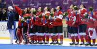 Jogadoras canadenses fazem a festa em Sochi  Foto: AP