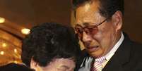 <p>O norte-coreano Lee Youn-geun abraça sua irmã sul-coreana, Lee Sun-hyang, durante a reunião das famílias separadas pela guerra  no monte Kumgang, na Coreia do Norte, em 20 de fevereiro</p>  Foto: Reuters